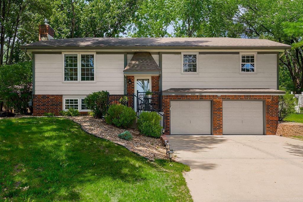 516 Oakbrook Dr, Lansing, KS 66043