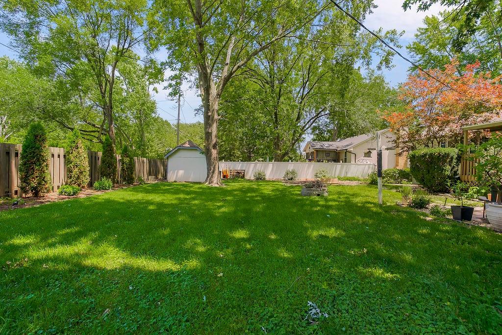516 Oakbrook Dr, Lansing, KS 66043