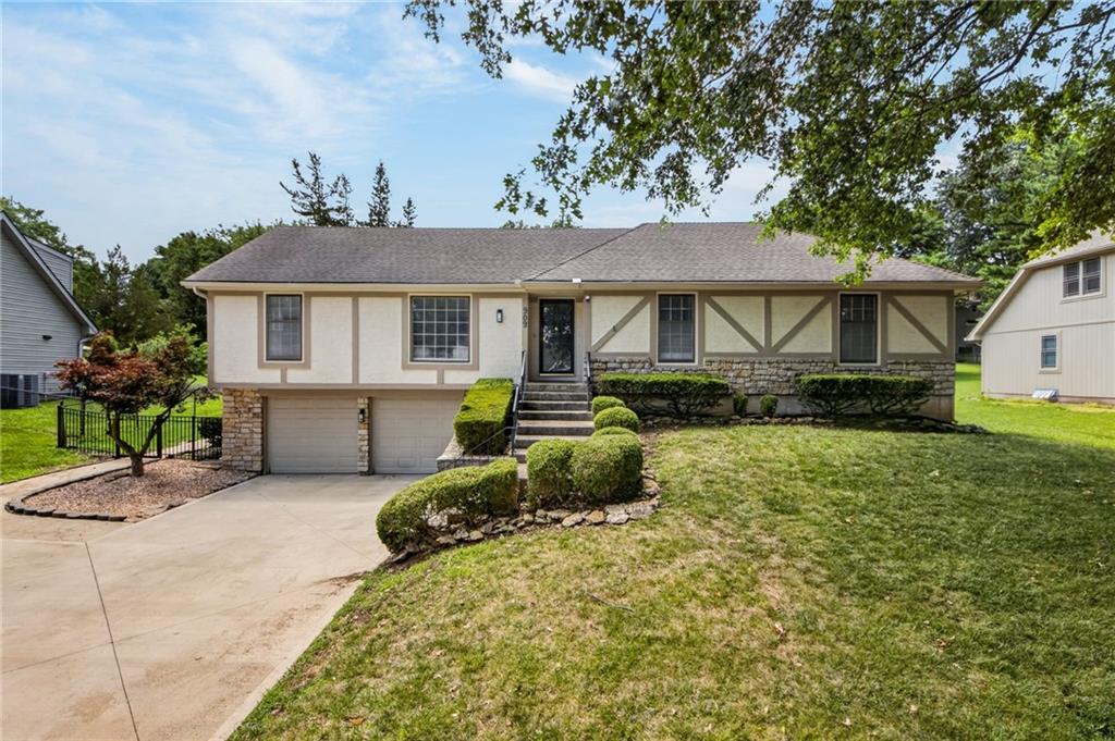 909 W 121st St, Kansas City, MO 64145