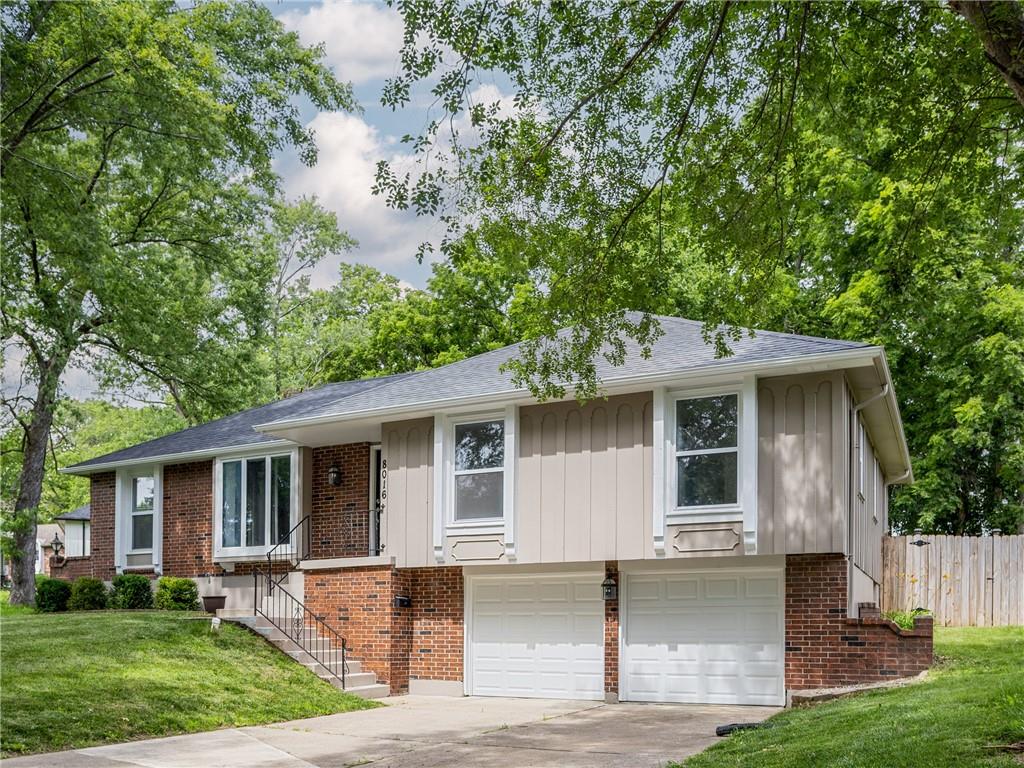 8016 Sunset Cir, Grandview, MO 64030