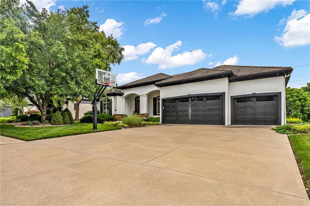 2421 NE Lake Breeze Dr, Lee's Summit, MO 64086