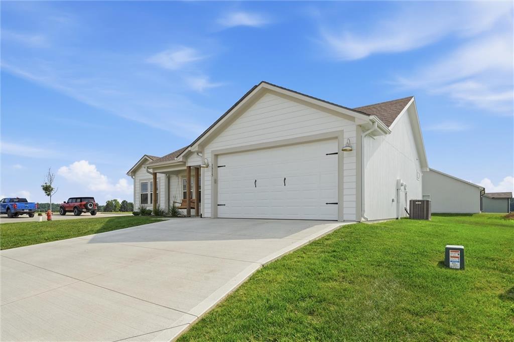1315 NE Redwood Ct, Oak Grove, MO 64075