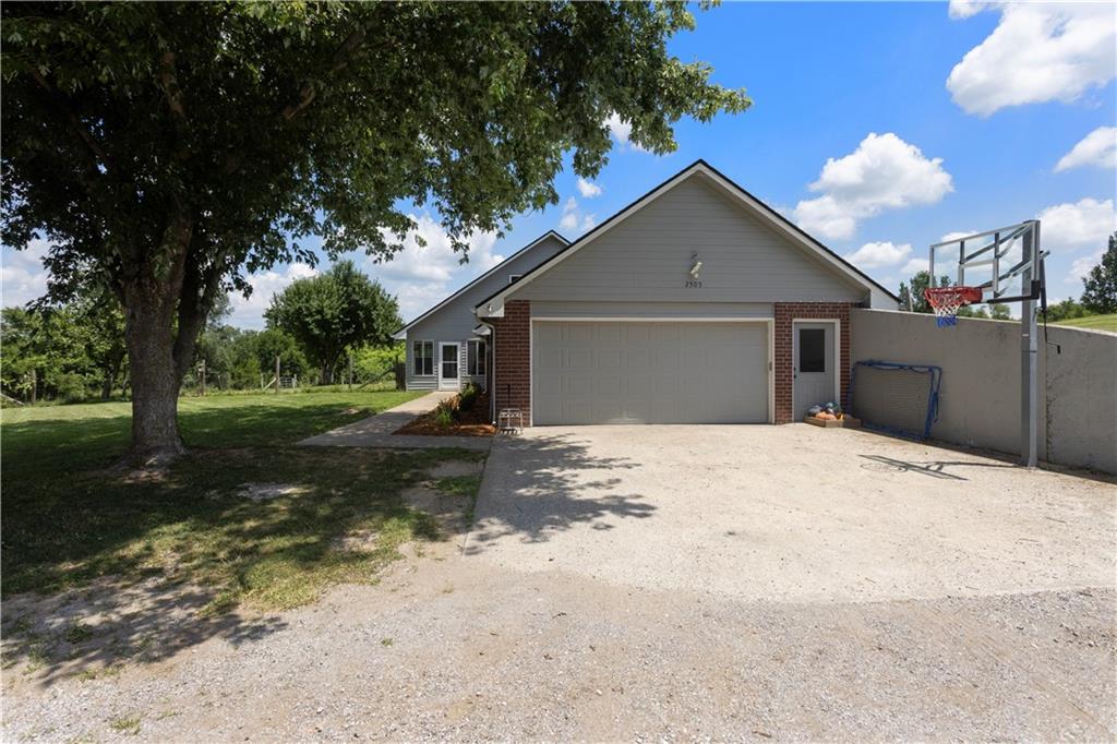 2505 N Whitney Rd, Independence, MO 64058