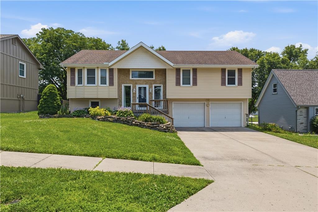 7309 Erika Ct, Pleasant Valley, MO 64068