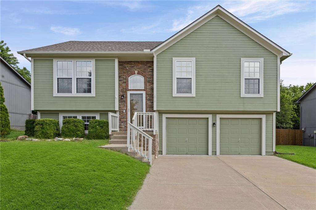 1010 NW Scenic Dr, Grain Valley, MO 64029