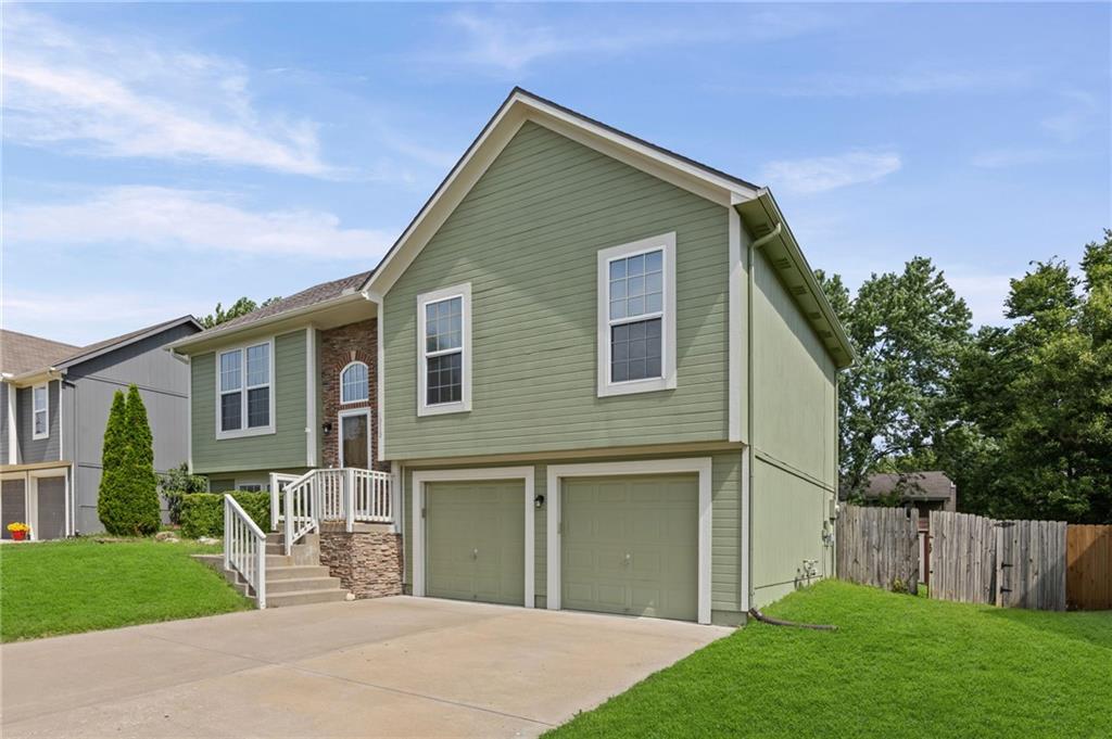 1010 NW Scenic Dr, Grain Valley, MO 64029