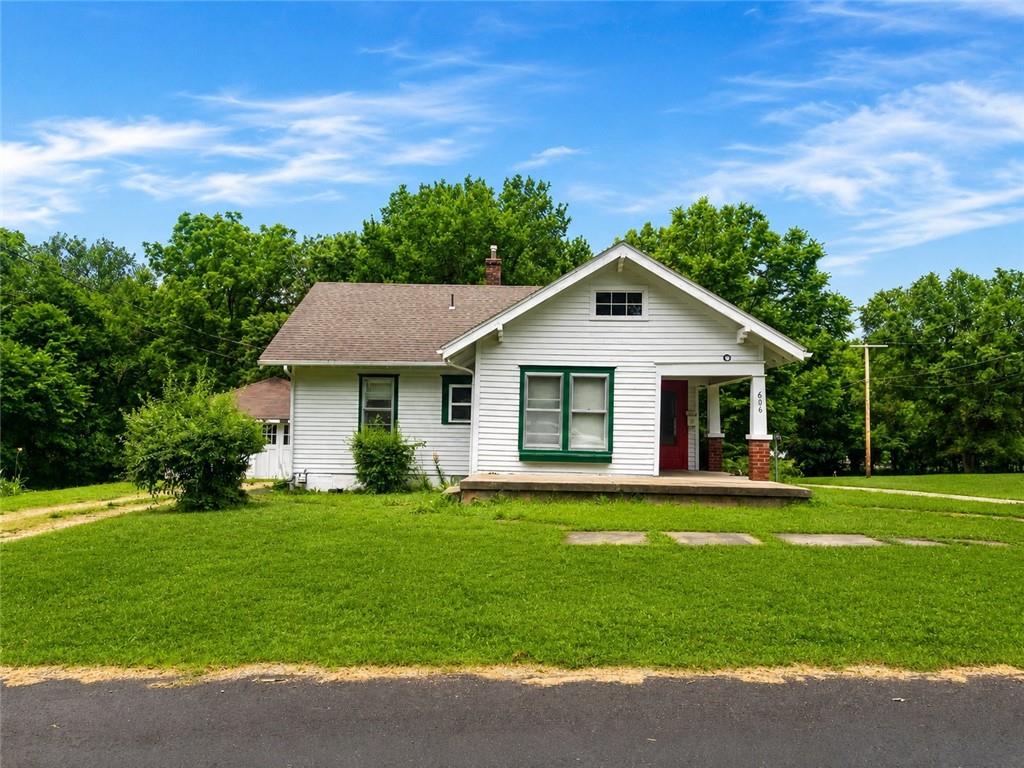 606 W 4th St, Holden, MO 64040