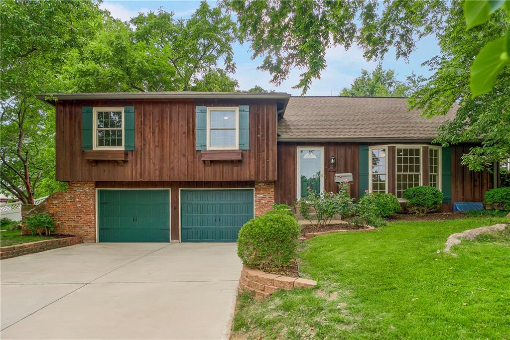10006 Linden St, Overland Park, KS 66207