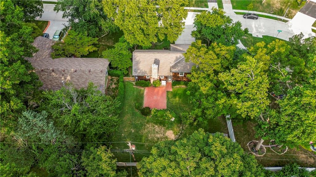 10006 Linden St, Overland Park, KS 66207