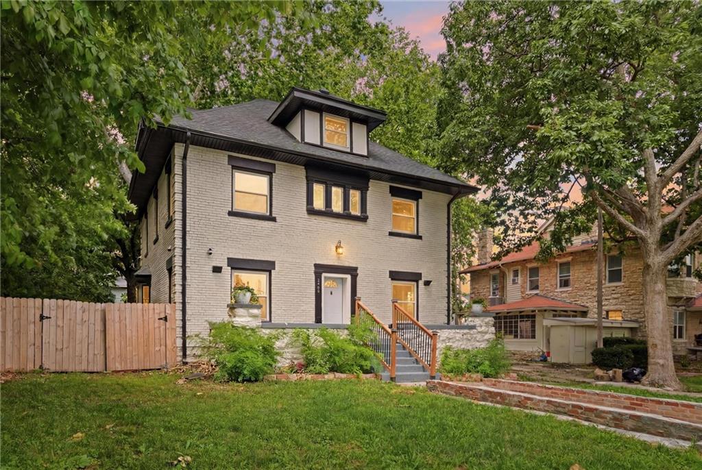 2708 Tracy Ave, Kansas City, MO 64109