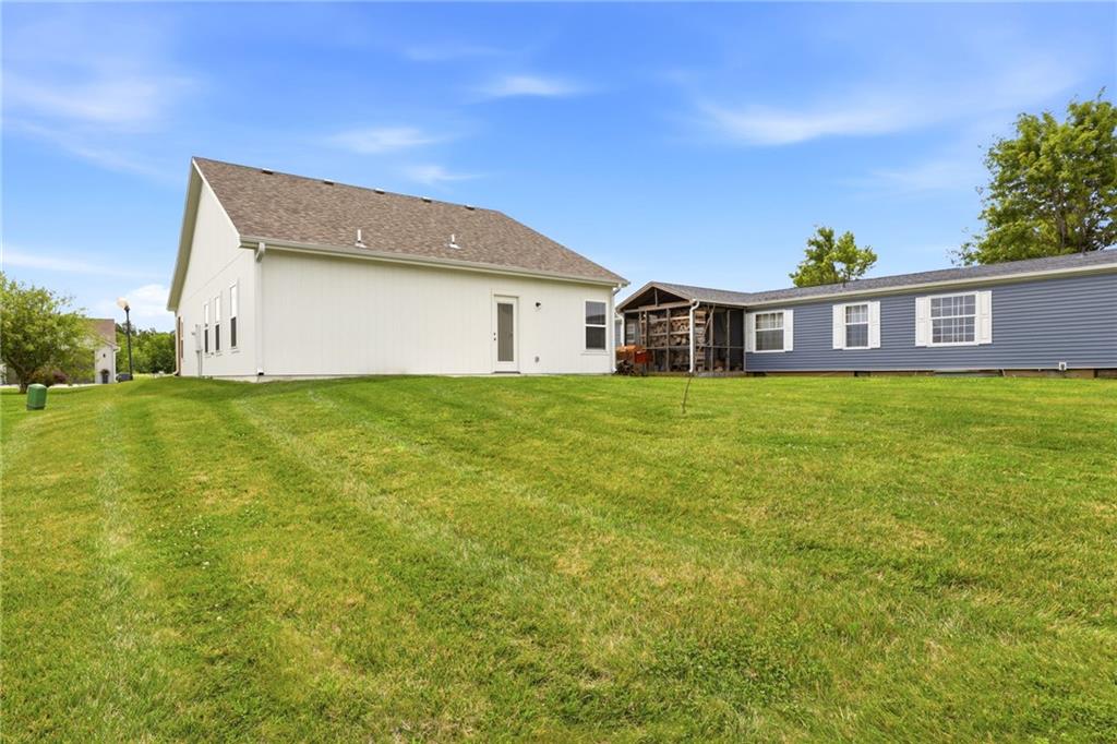 1102 White Oaks Ln, Oak Grove, MO 64075