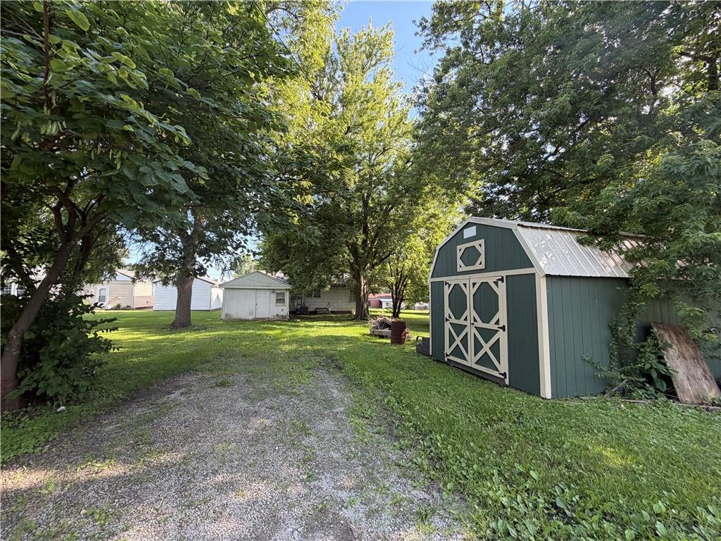 713 E 2nd St, Cameron, MO 64429