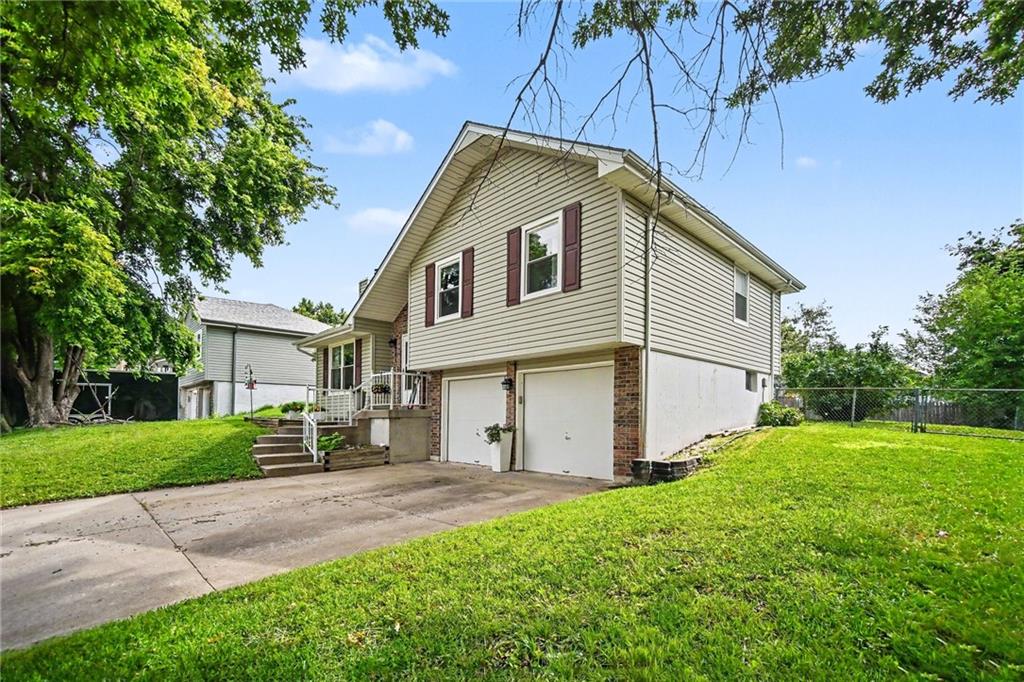 201 SW Cross Creek Dr, Grain Valley, MO 64029