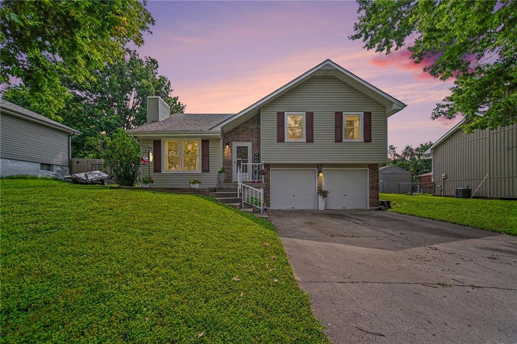 201 SW Cross Creek Dr, Grain Valley, MO 64029