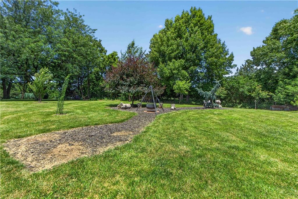 1815 Pine Ridge Rd, Leavenworth, KS 66048