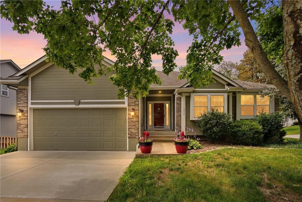1832 Stonewood Dr, Lee's Summit, MO 64086