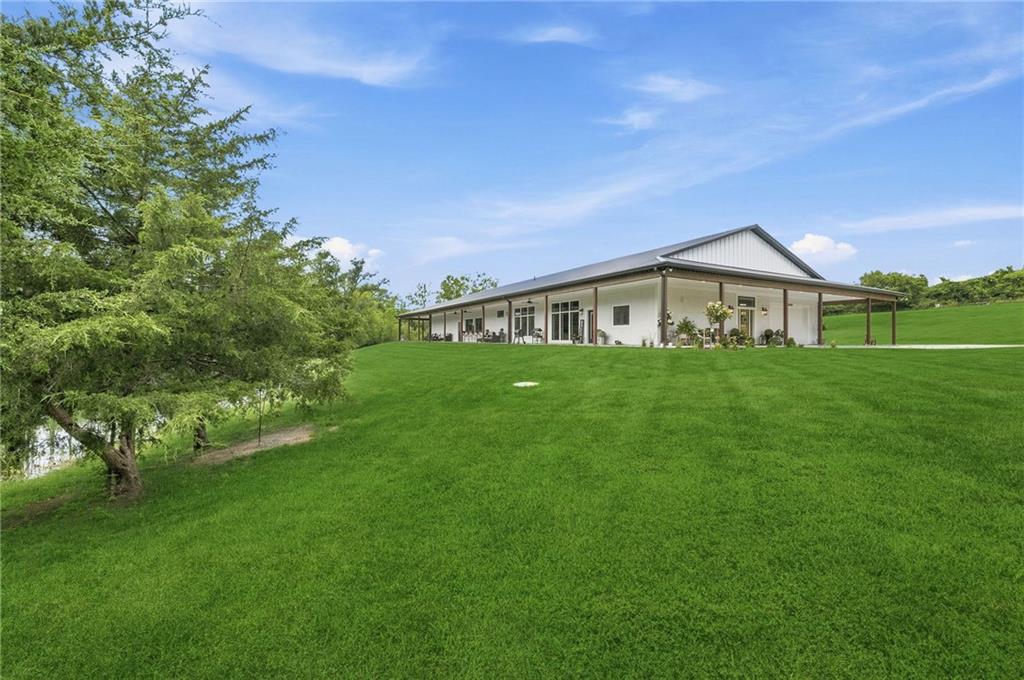 12820 NW Crooked Rd, Parkville, MO 64152