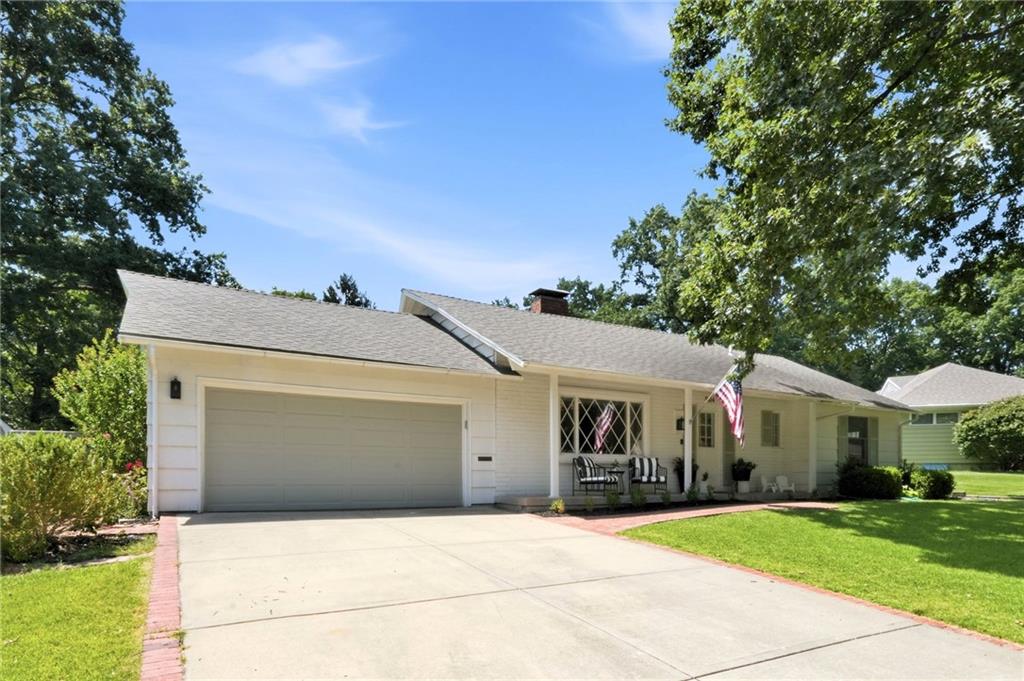 9614 Mohawk Dr, Overland Park, KS 66206