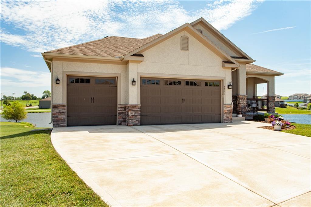1112 SW Crabtree Cir, Oak Grove, MO 64075