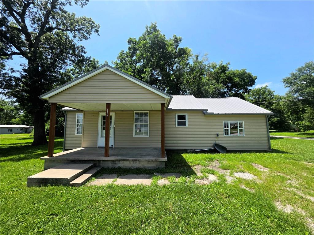 202 S 7th St, Lacygne, KS 66040
