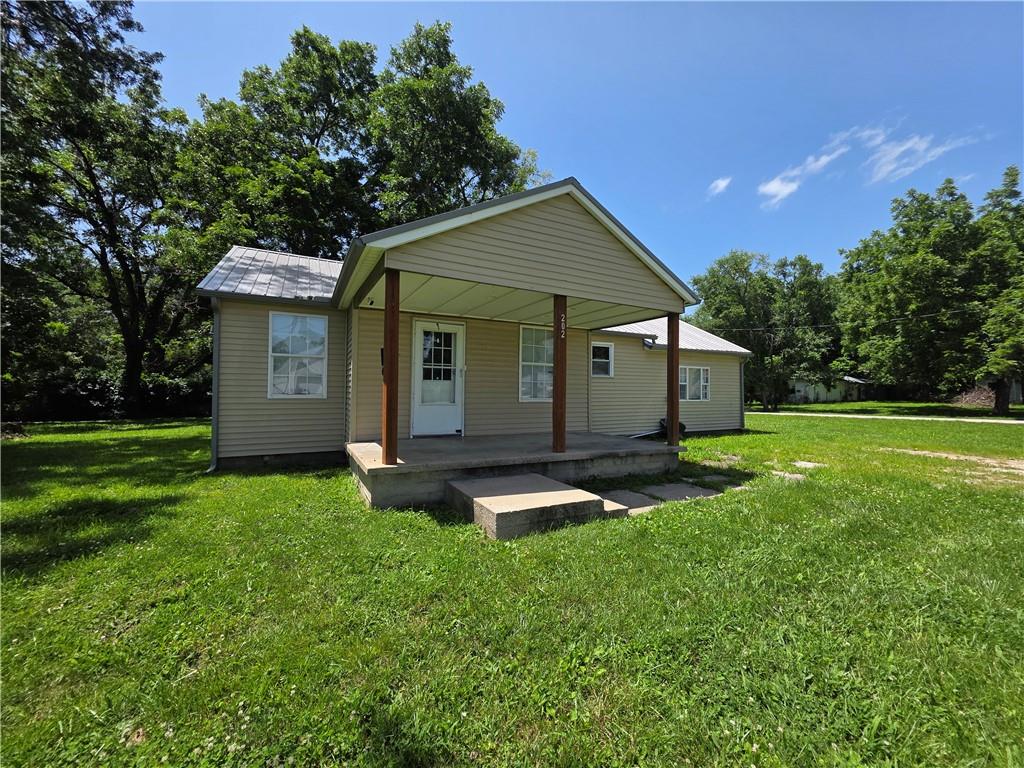202 S 7th St, Lacygne, KS 66040