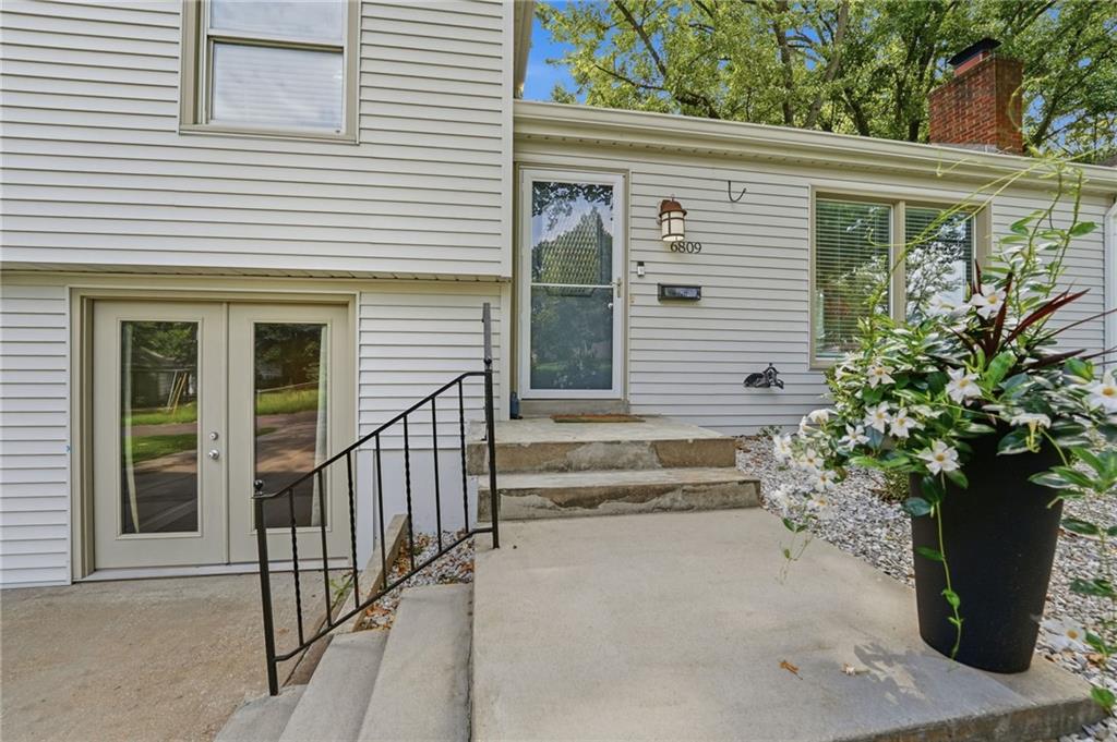 6809 Hadley St, Overland Park, KS 66204