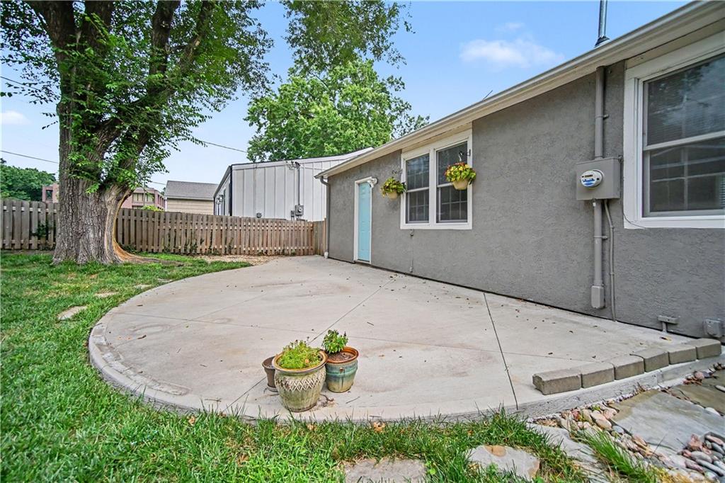 2200 W 74th Ter, Prairie Village, KS 66208