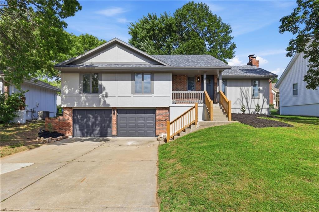 404 Springwood Dr, Blue Springs, MO 64015