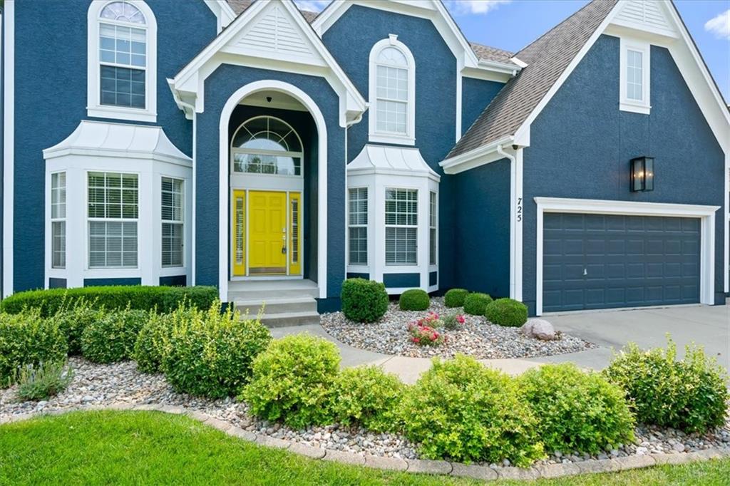 725 SW Winterwalk Ln, Lee's Summit, MO 64081