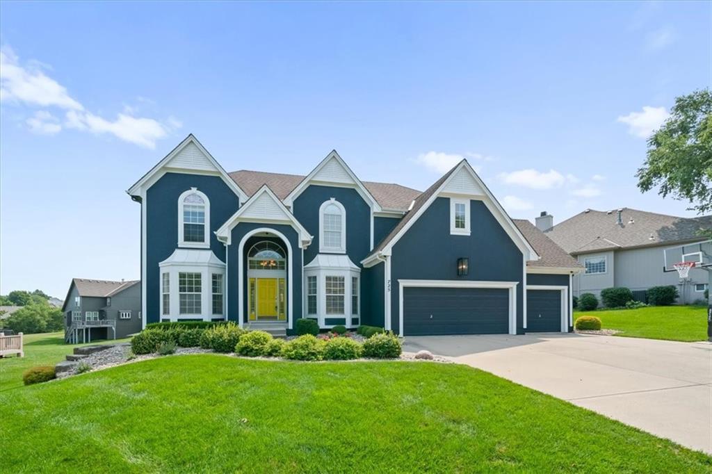 725 SW Winterwalk Ln, Lee's Summit, MO 64081