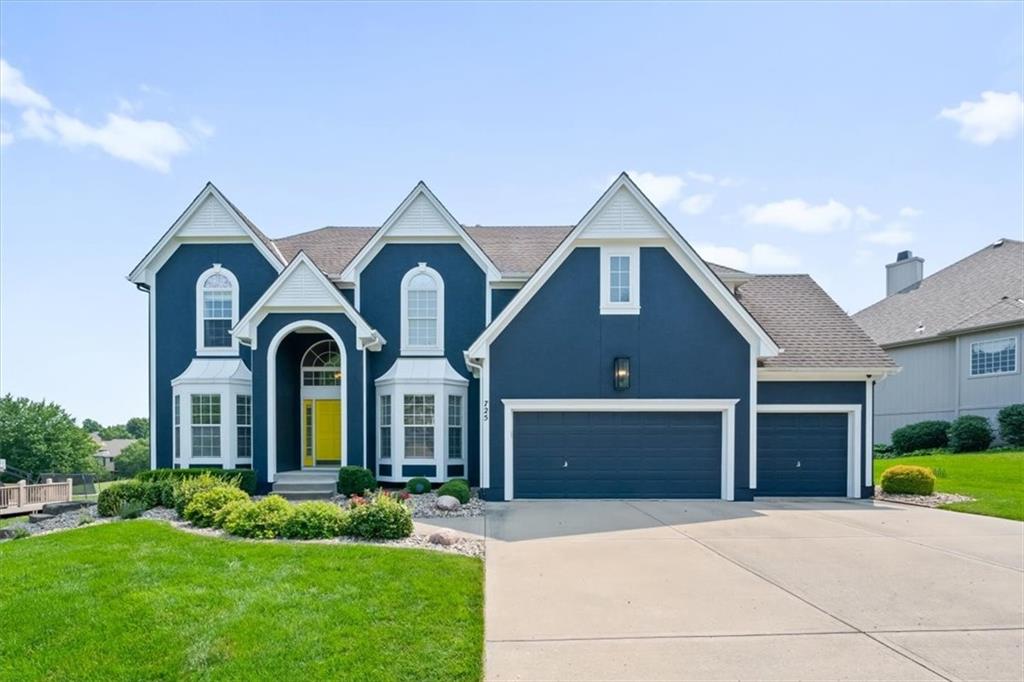 725 SW Winterwalk Ln, Lee's Summit, MO 64081