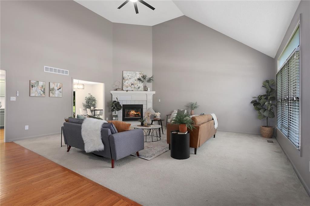1400 SW Pacific Dr, Lee's Summit, MO 64081