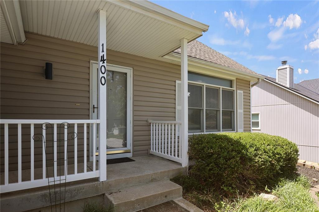 1400 SW Pacific Dr, Lee's Summit, MO 64081