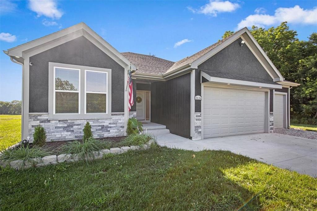 20196 207th St, Tonganoxie, KS 66086