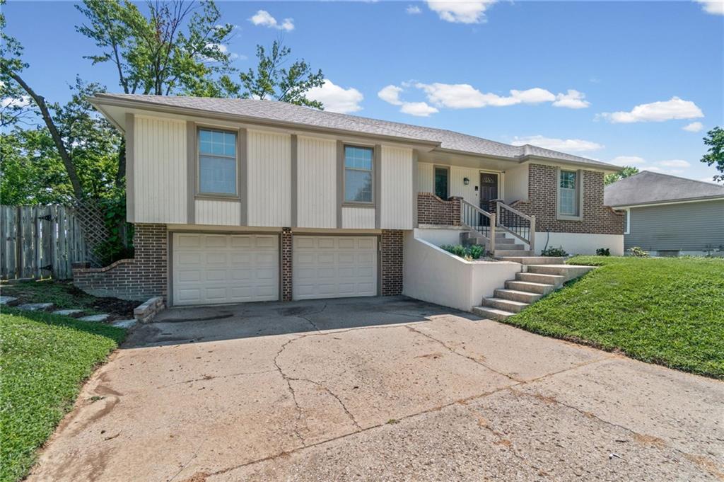 1008 SW 23rd St, Blue Springs, MO 64015