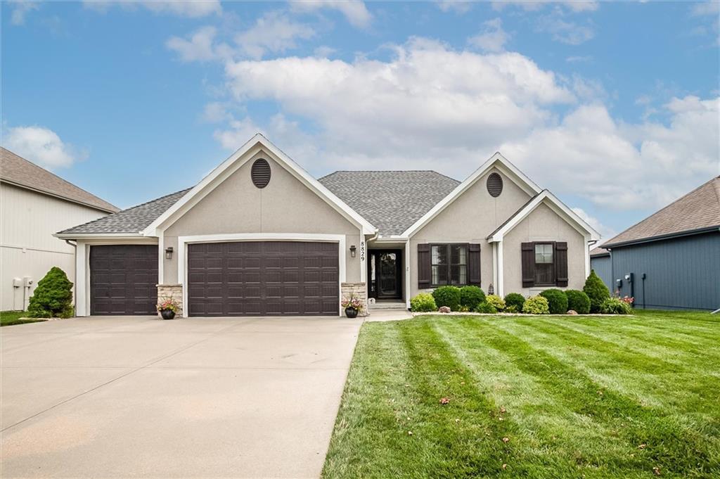 8829 N Essex Dr, Kansas City, MO 64156