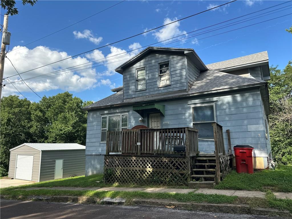 135 N 11th St, Lexington, MO 64067