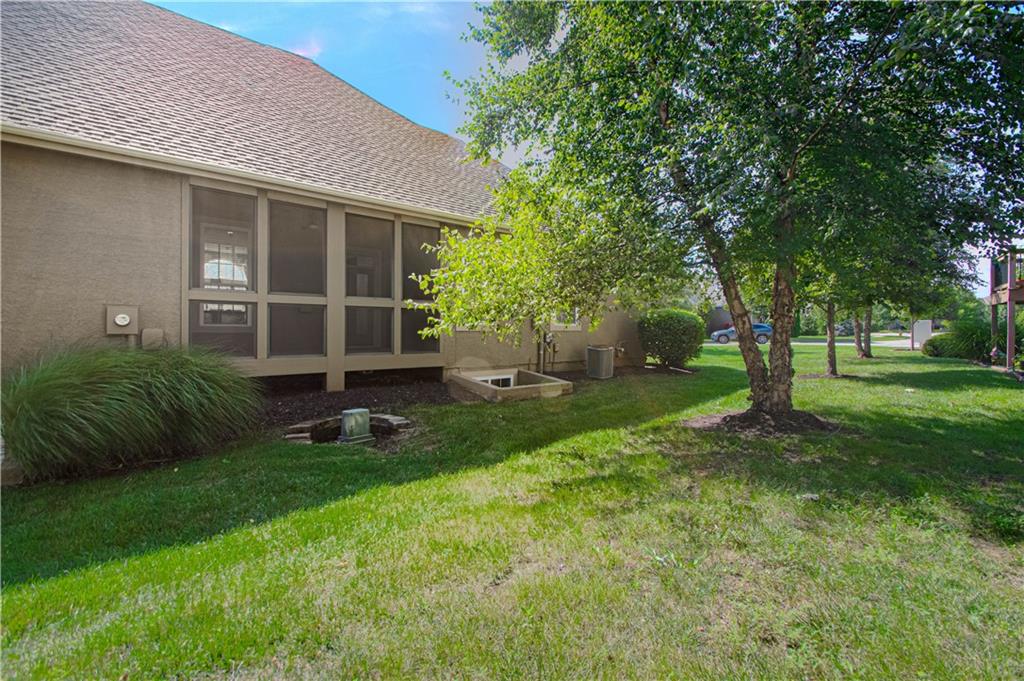 16877 S Bradley Dr, Olathe, KS 66062