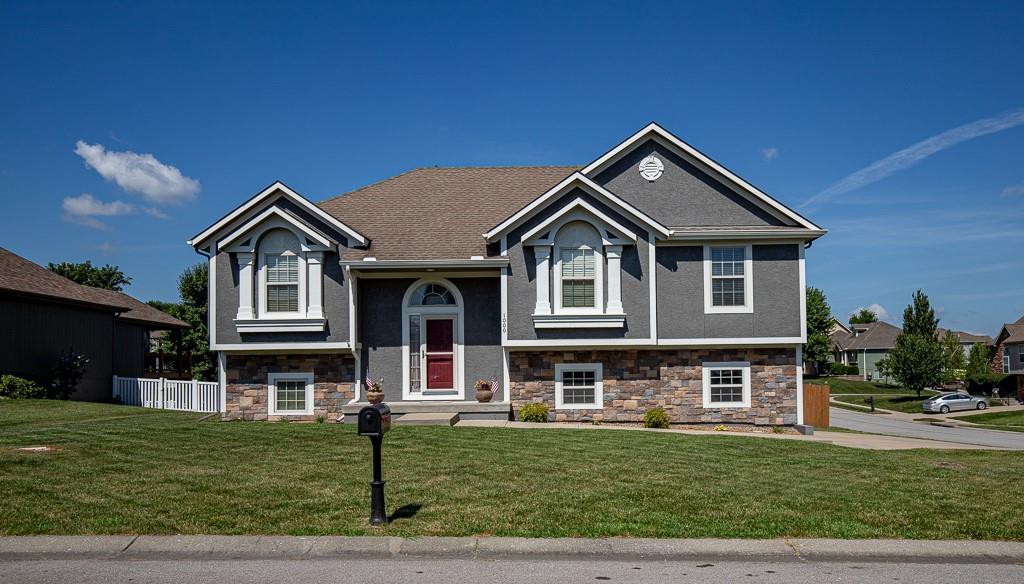 1000 SW Redbud Cir, Oak Grove, MO 64075