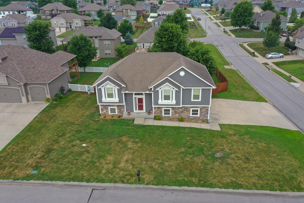 1000 SW Redbud Cir, Oak Grove, MO 64075