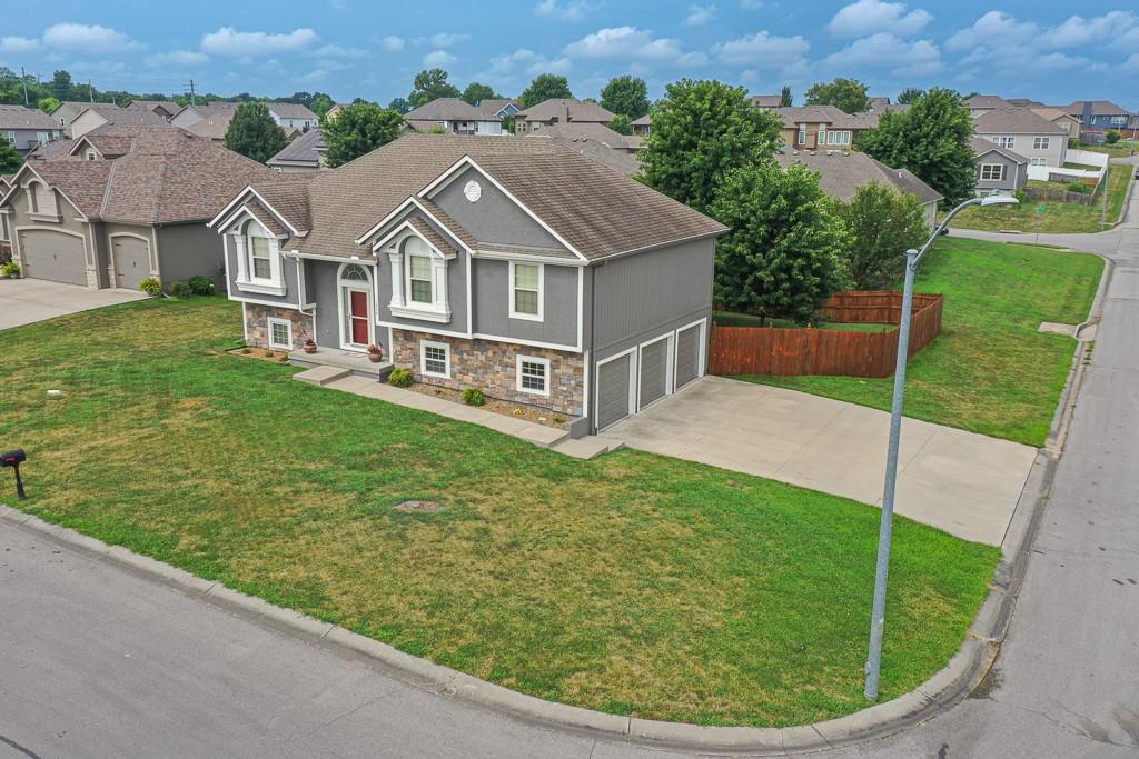 1000 SW Redbud Cir, Oak Grove, MO 64075