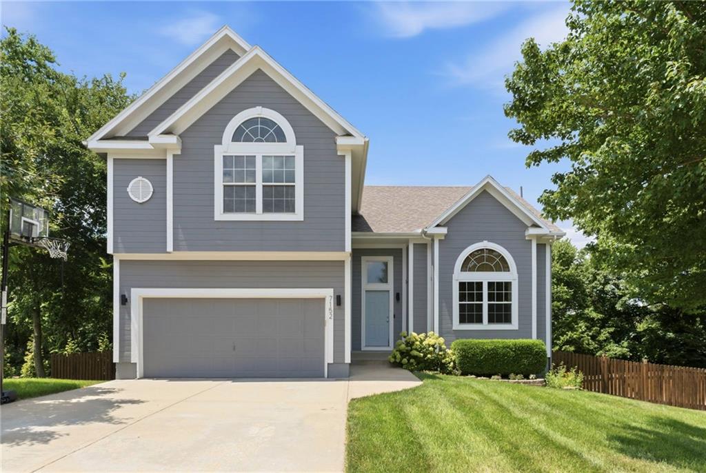 7152 Woodstock St, Shawnee, KS 66218