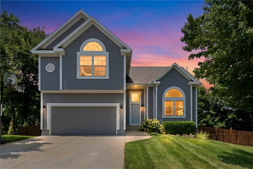 7152 Woodstock St, Shawnee, KS 66218