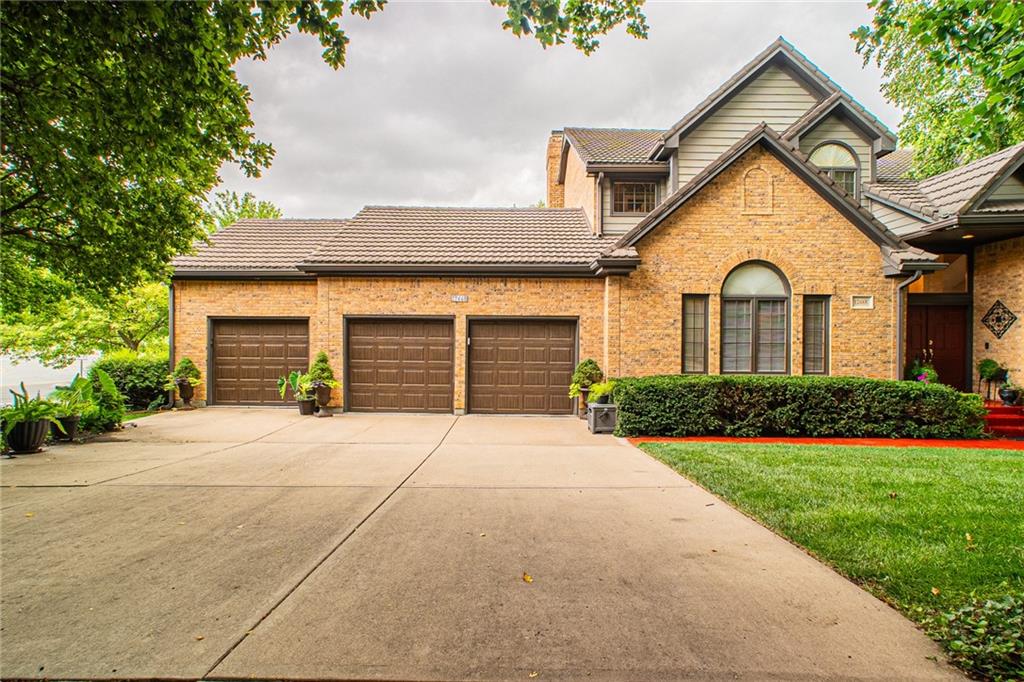 12668 Sherwood Dr, Leawood, KS 66209