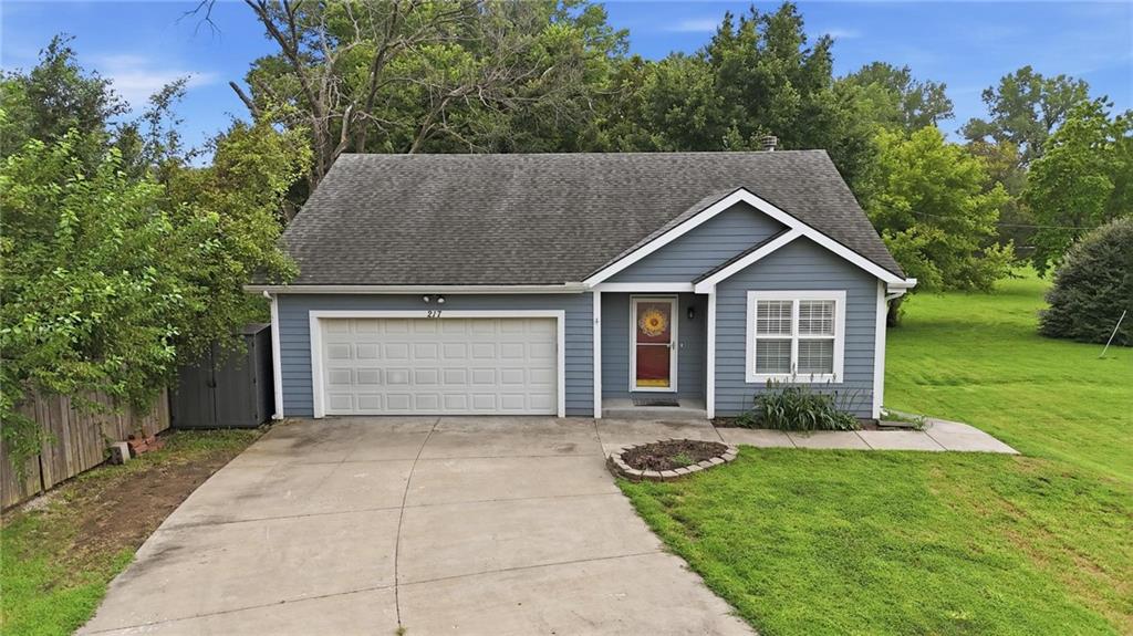 217 E 5th St Ct, Linwood, KS 66052