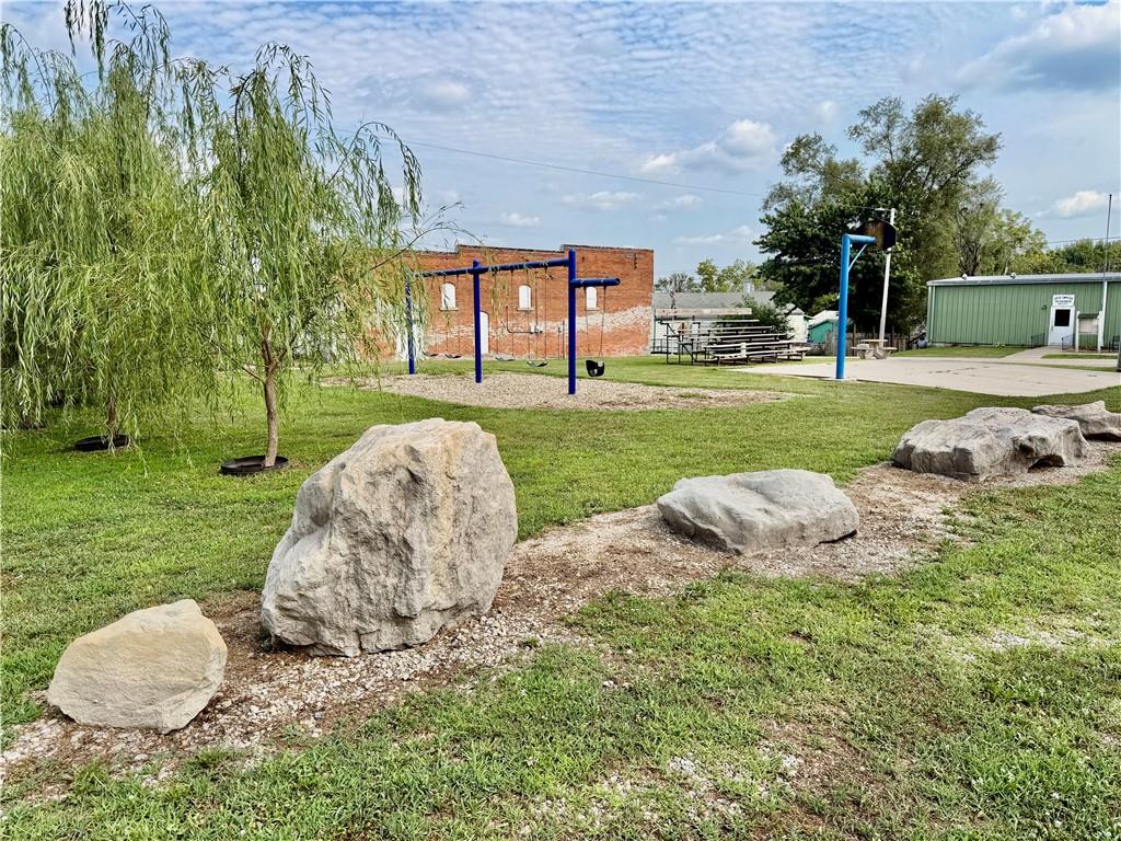404 E 6th St, Pickering, MO 64476