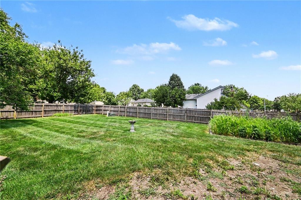 401 N Adams St, Raymore, MO 64083