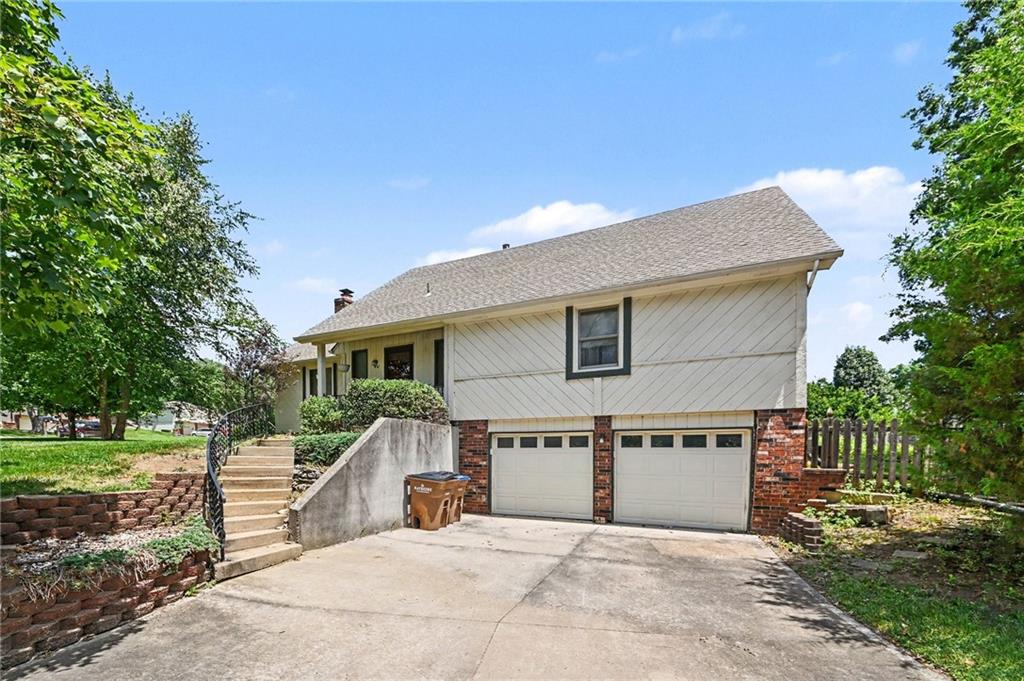 401 N Adams St, Raymore, MO 64083