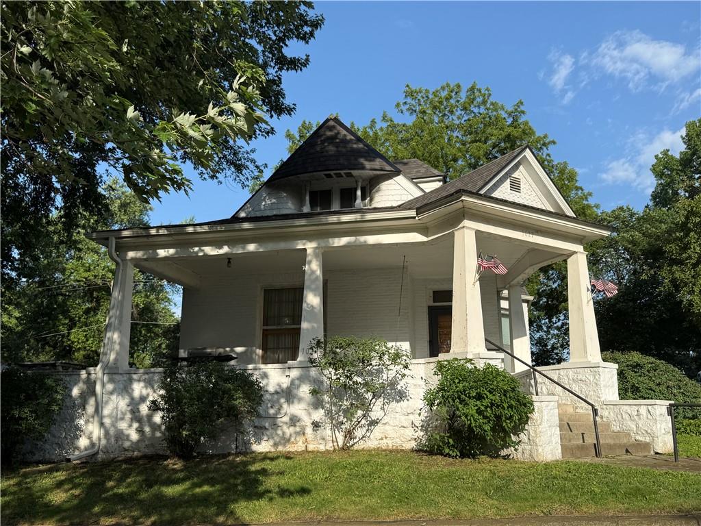 1027 N 4th St, Atchison, KS 66002