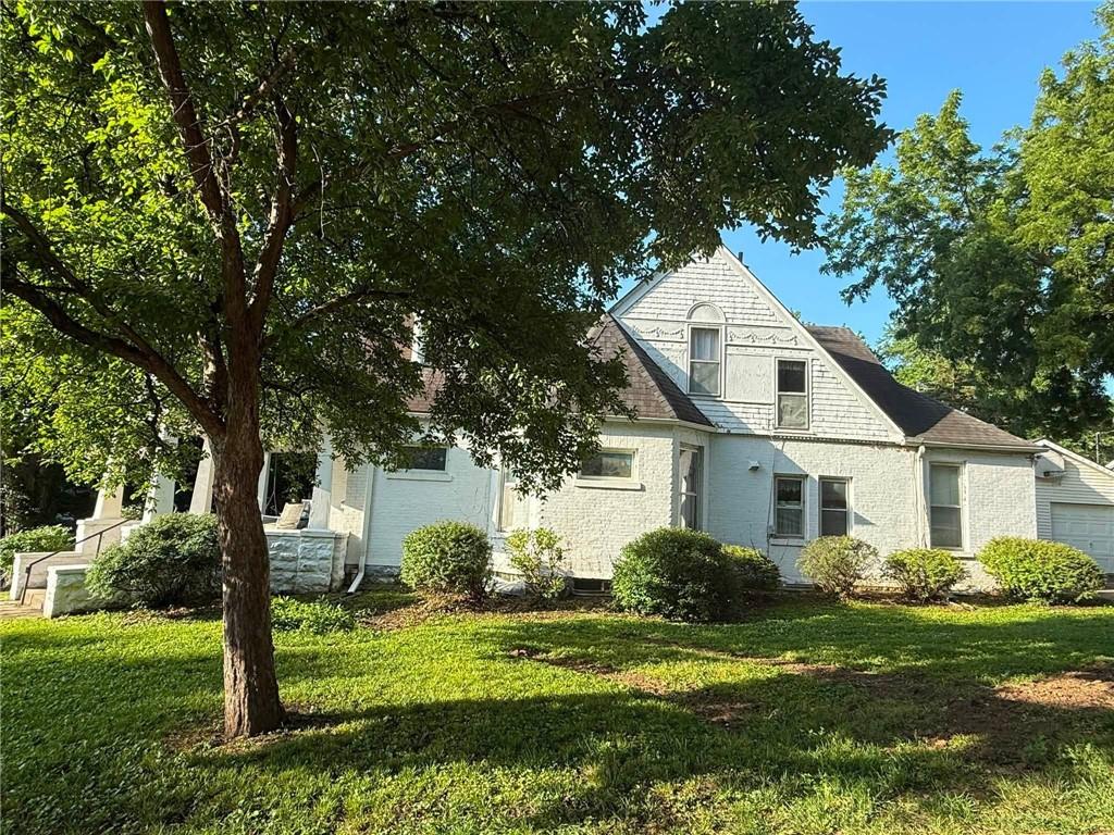 1027 N 4th St, Atchison, KS 66002
